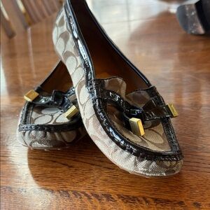 Coach Women's Frida Tan and Black Loafers